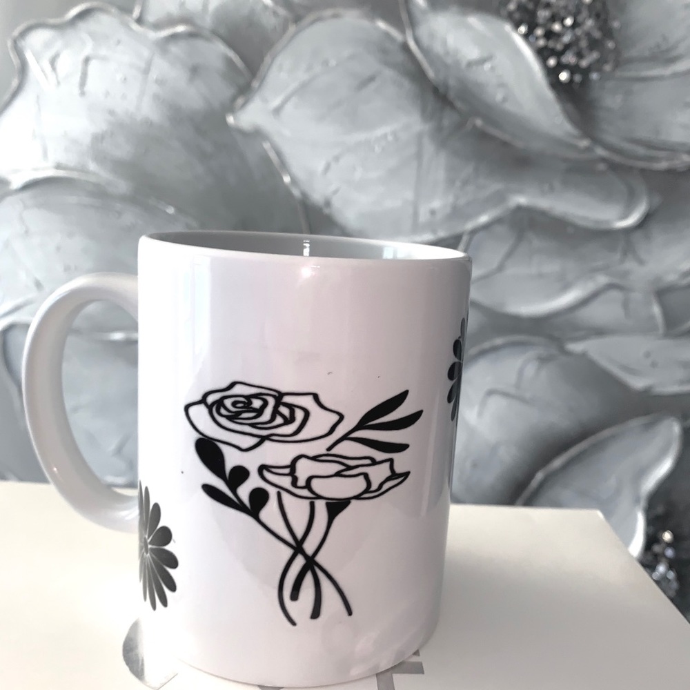 Flower black and white mug